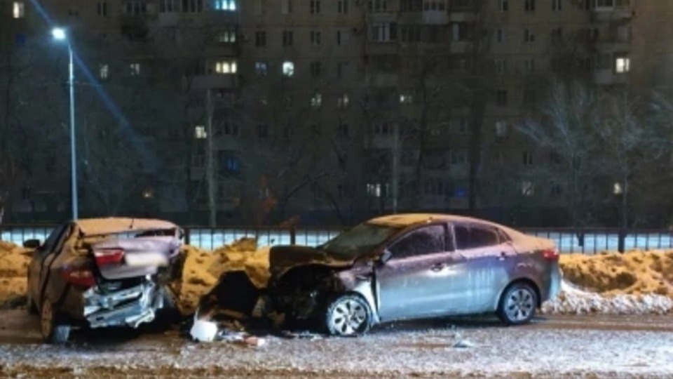 Четыре человека пострадали в лобовом ДТП в Волгограде